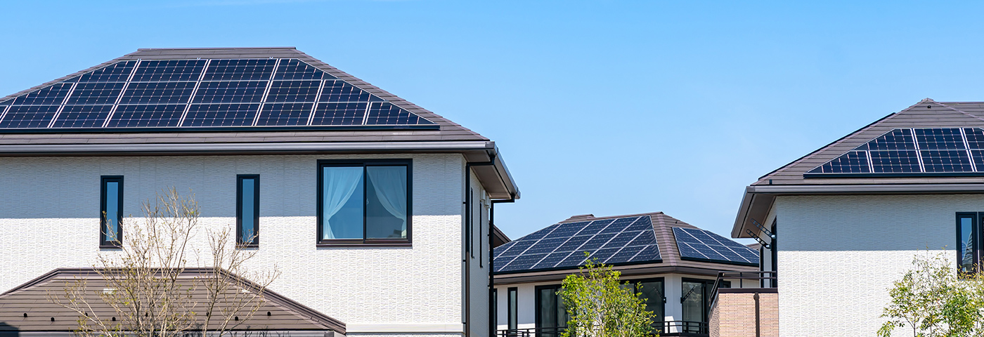 お家の屋根、余すことなくソーラーパネルを敷き詰めます 現在の電気使用量を基に、投資コストの最短回収を徹底的に検討します。