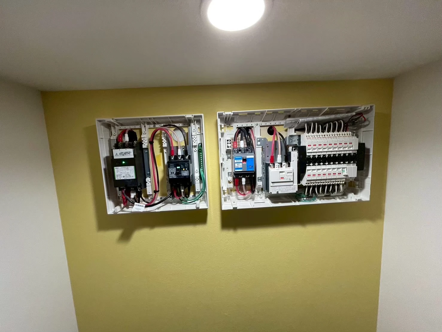 家庭用蓄電池の分電盤と配線工事の様子