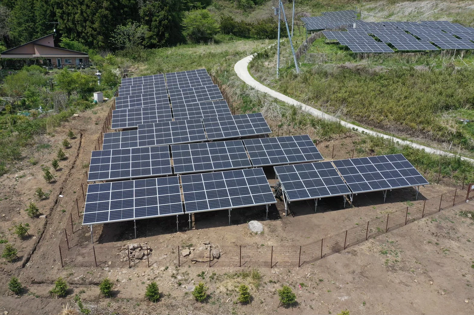 野立て太陽光発電設備（杭・架台・パネルの全景）