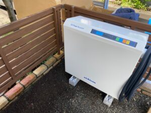 屋外に設置されたニチコンEVパワーステーションV2H本体