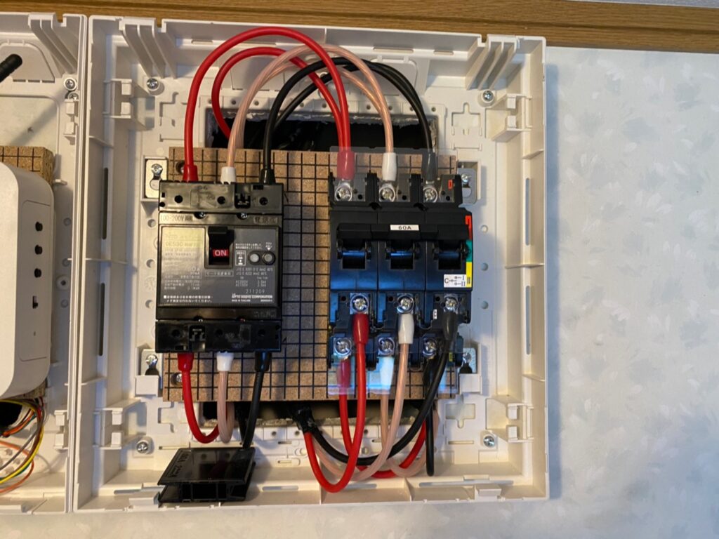既存の屋内分電盤内部の配線とブレーカー構成