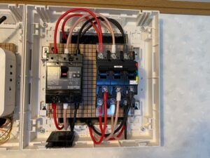 既存の屋内分電盤内部の配線とブレーカー構成