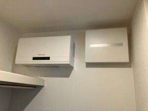 「室内壁面に設置されたハンファ製PCSと分電盤。太陽光発電システムの制御機器を安全に固定した室内設置状況。」