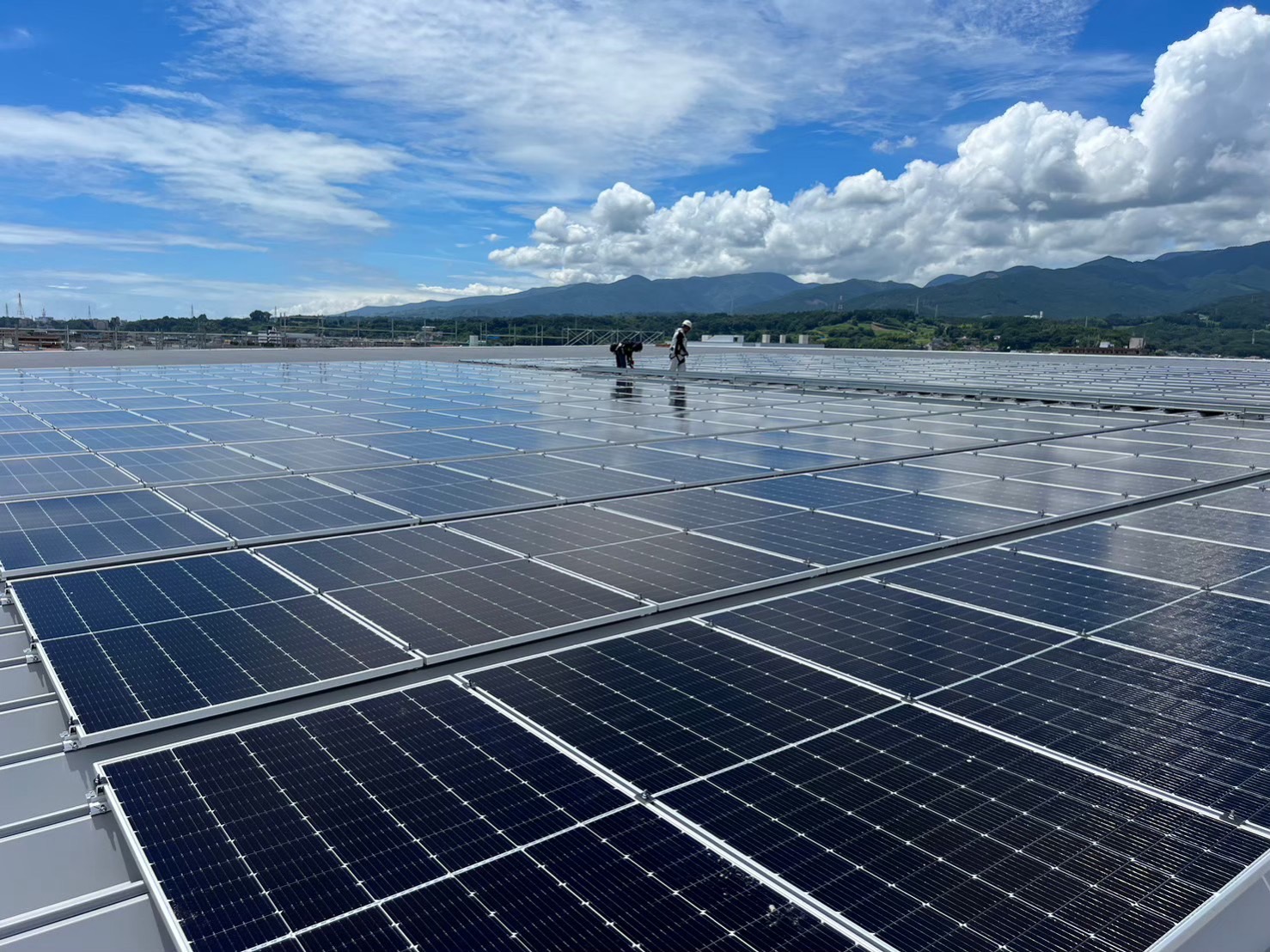 工場・倉庫の屋根に設置された自家消費型太陽光発電の設備イメージ