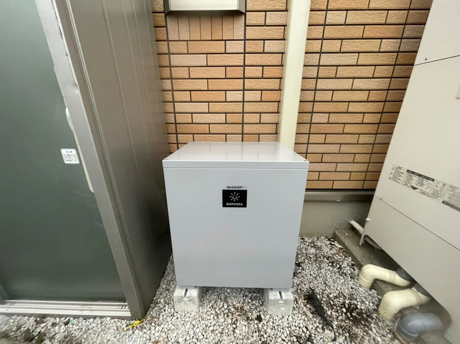 家庭用蓄電池本体の据付作業の様子