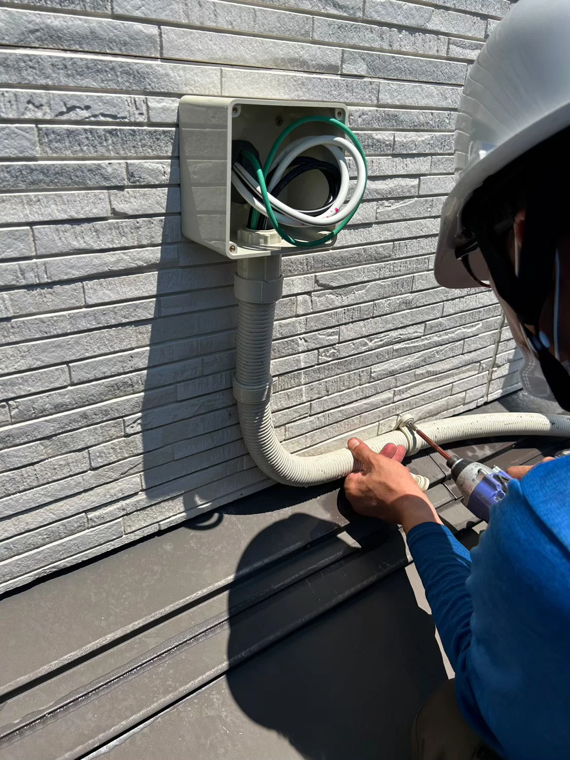 茅ヶ崎市の住宅で太陽光発電の配線ルートと屋外機器設置位置を確認する施工イメージ