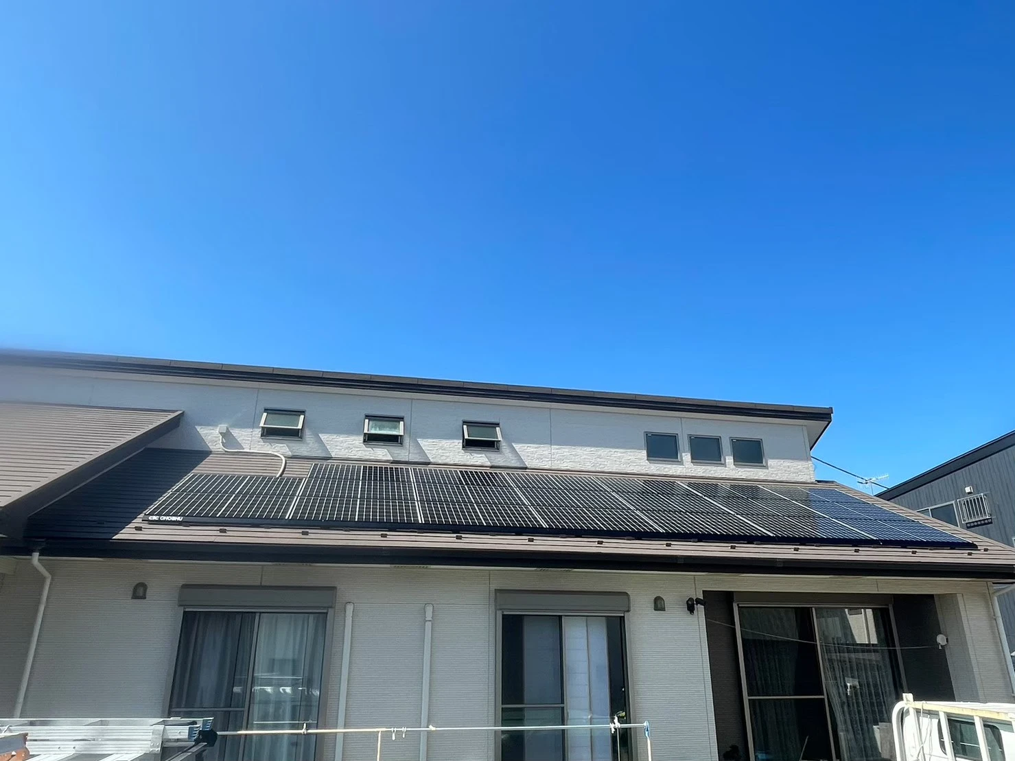 茅ヶ崎市の住宅で太陽光発電・蓄電池・V2Hの設置条件を地域ごとに確認するイメージ