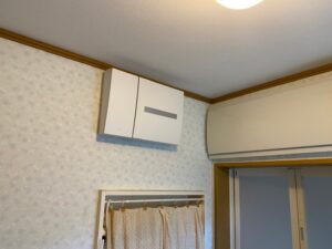 浴室入口上部に設置された室内機と制御ユニット