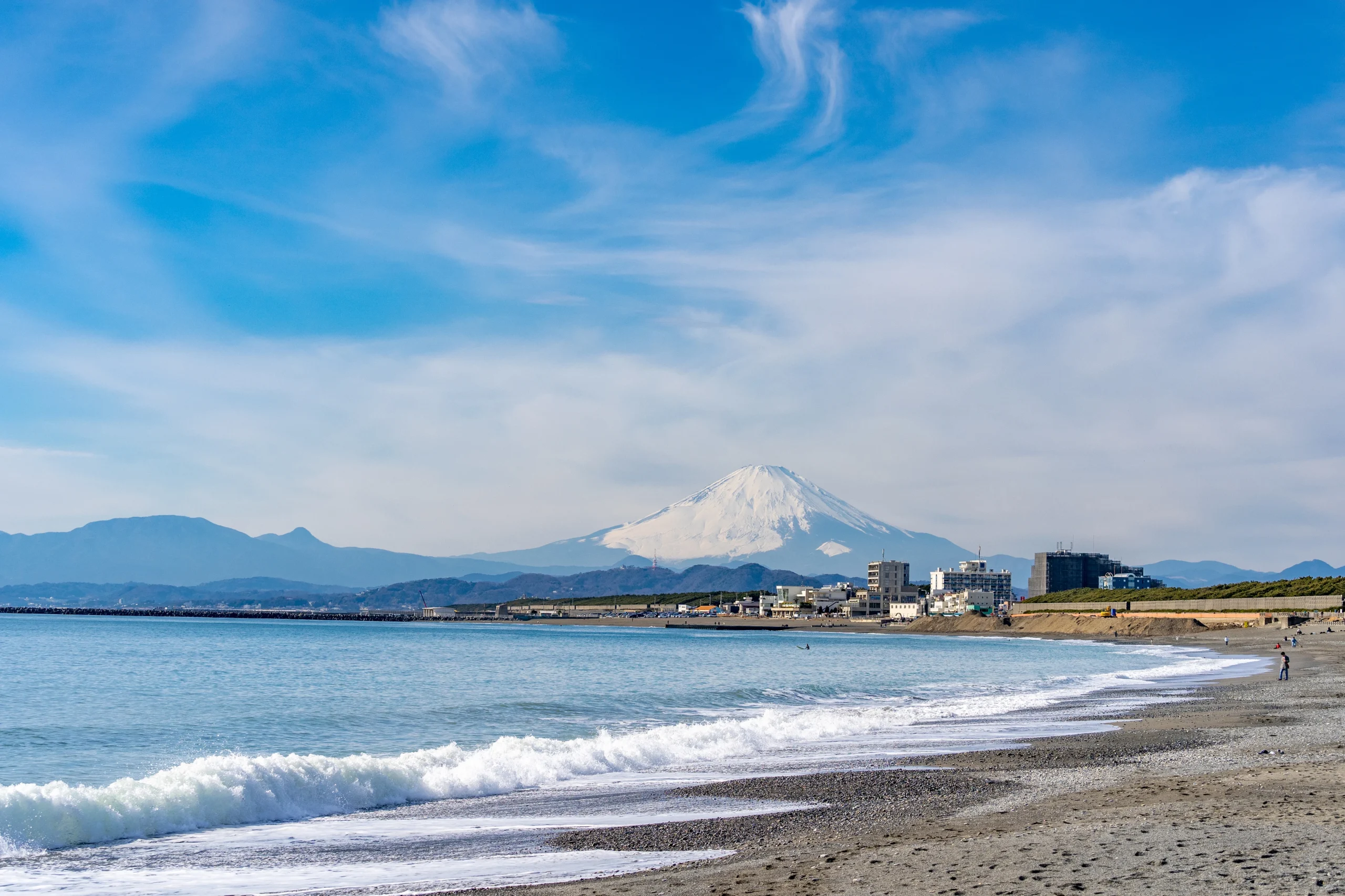 茅ヶ崎市の住宅で太陽光発電・蓄電池・V2Hの設置を検討するイメージ