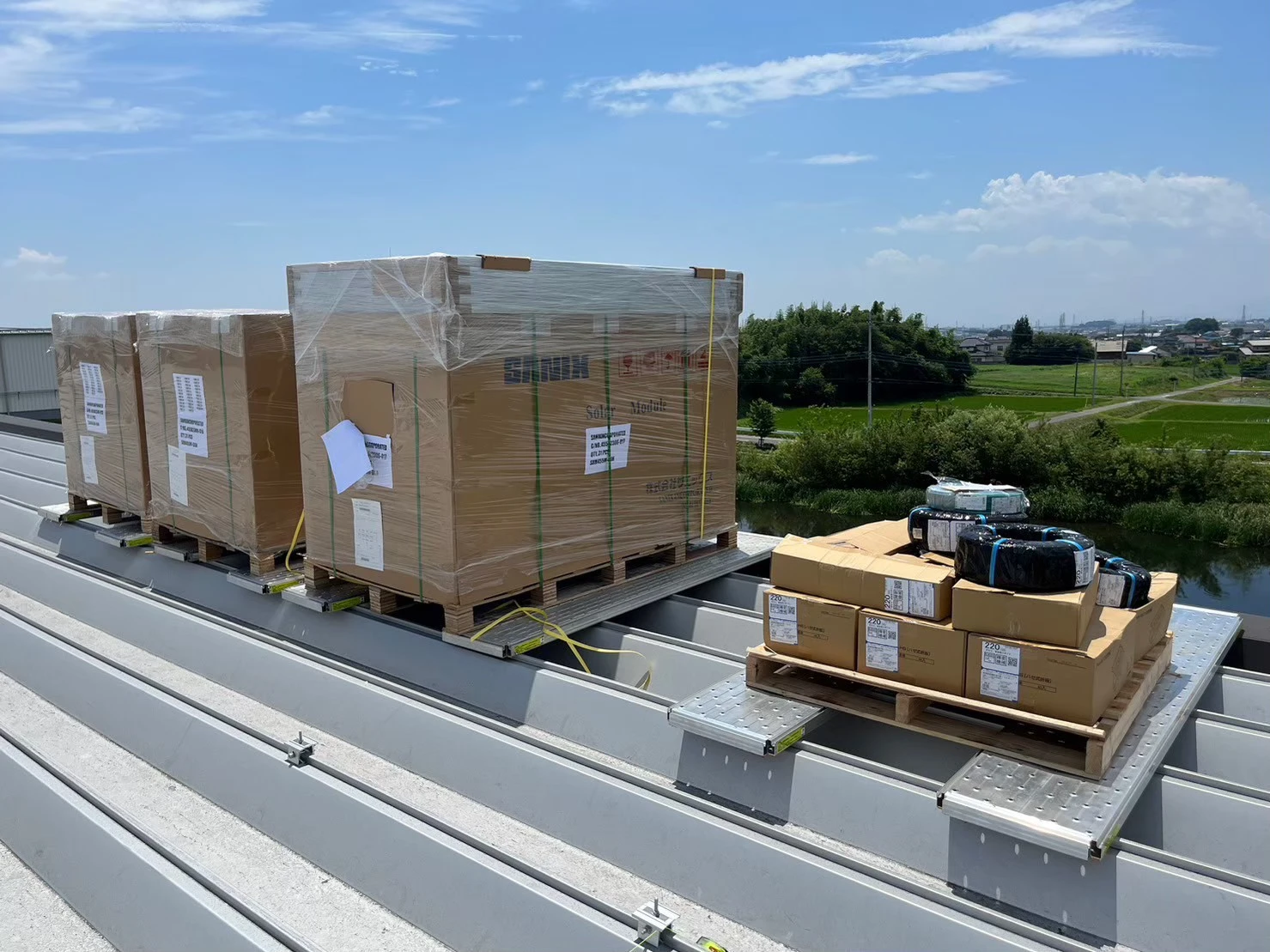 群馬県前橋市の事業所屋根における太陽光発電設備の施工状況