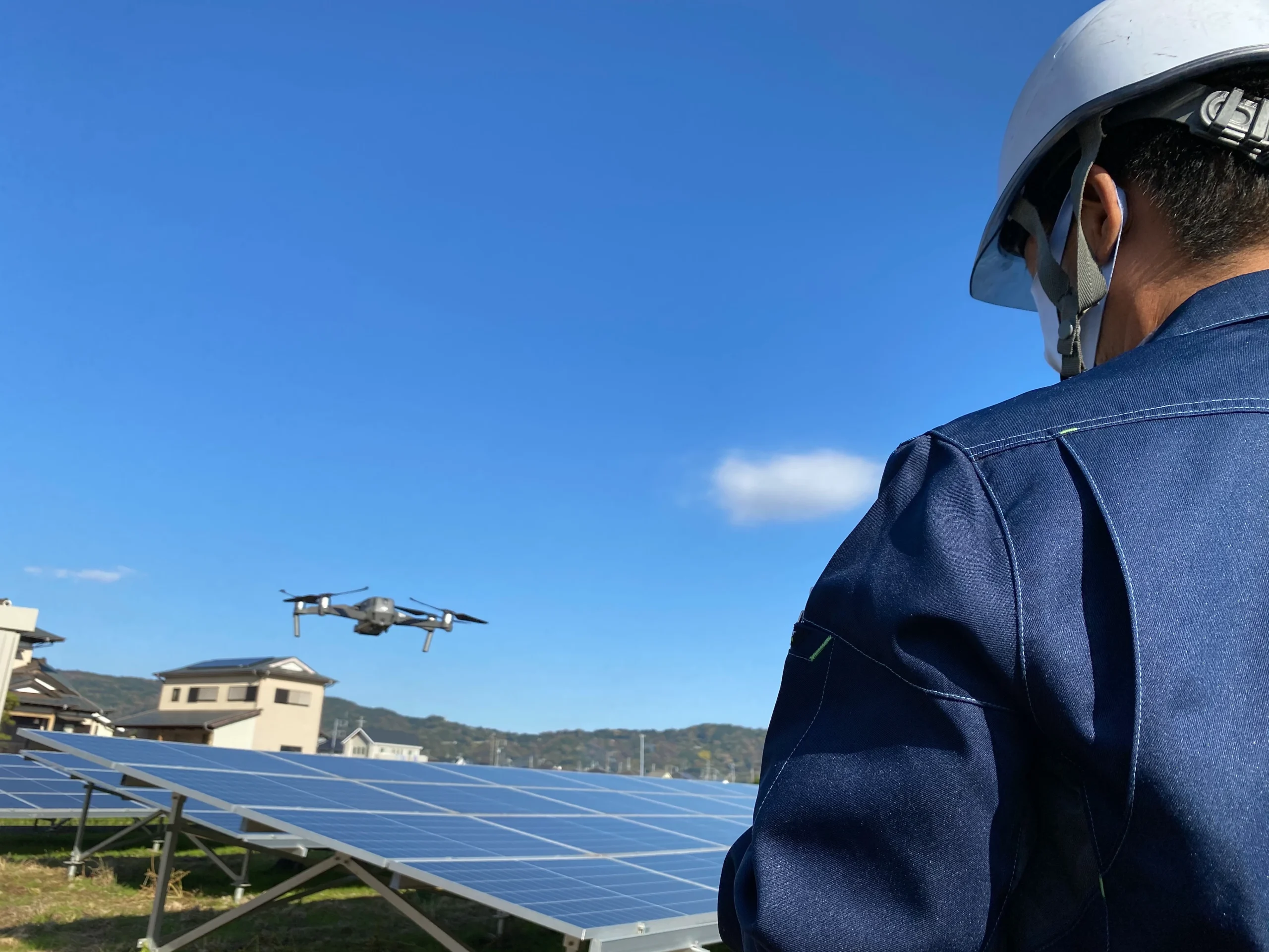 野立て太陽光発電設備をドローンで確認する点検作業
