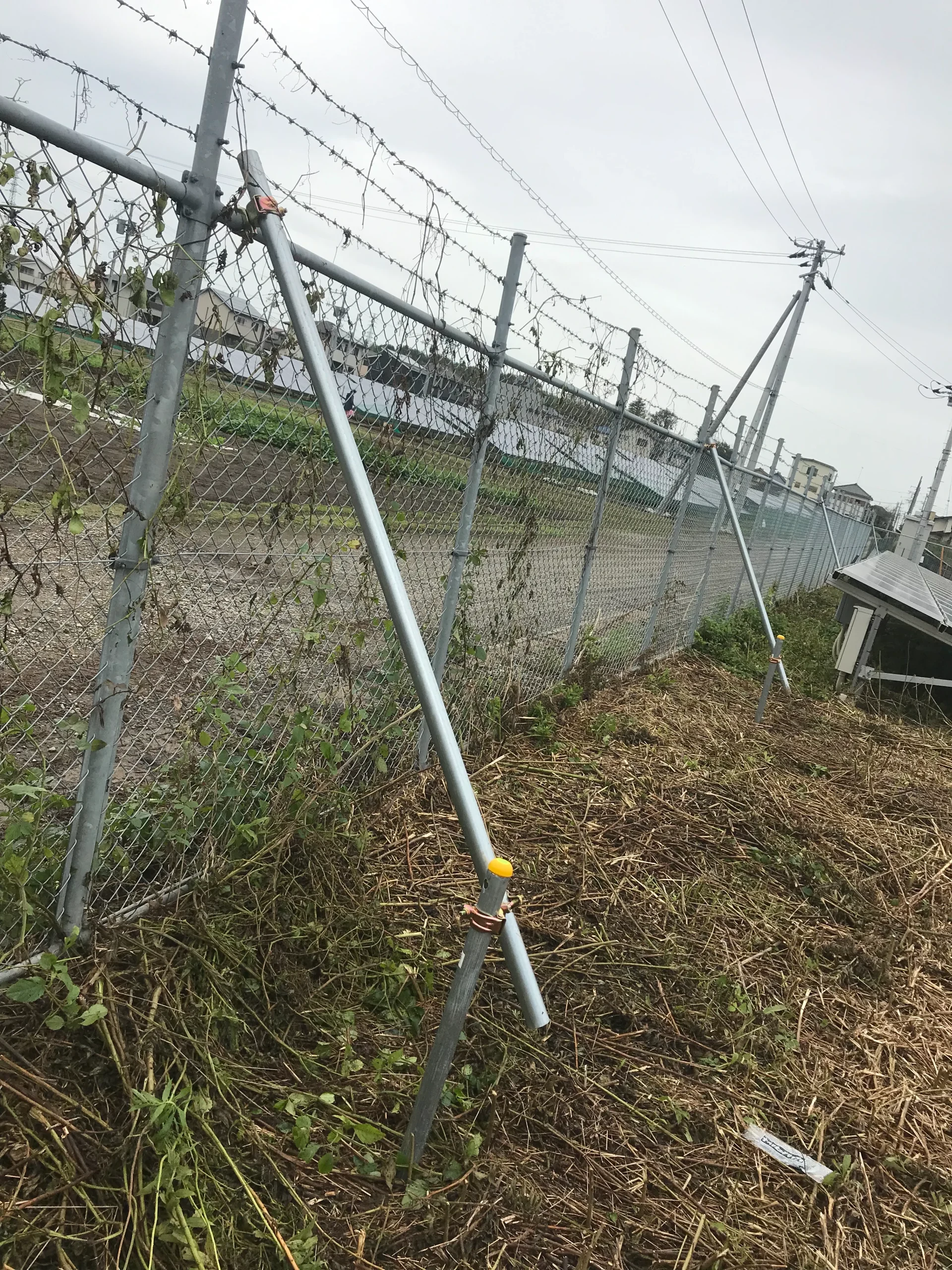 太陽光発電所フェンスの補強復旧工事後の状況