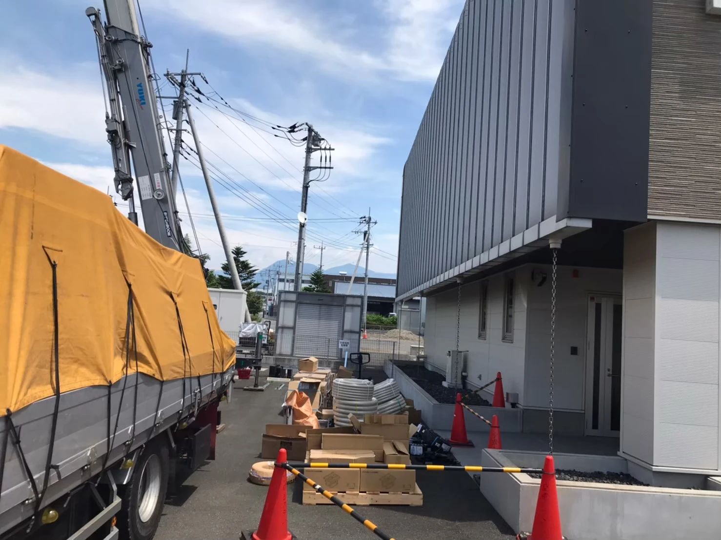 群馬県前橋市の事業所で自家消費型太陽光発電設備の資材を搬入している様子