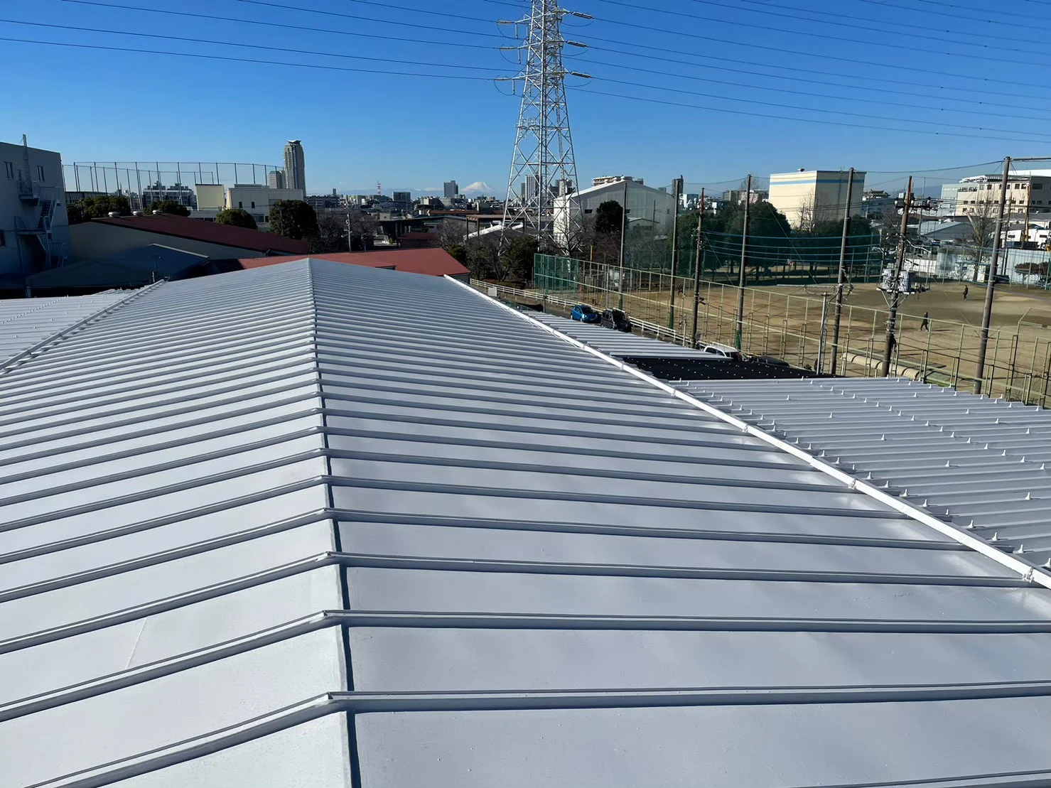 東京都足立区の事業所屋根における自家消費型太陽光発電の施工前確認