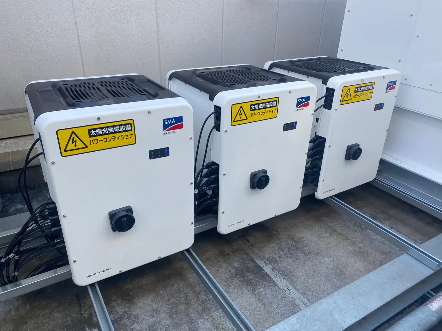 SMA製パワーコンディショナーを3台設置した自家消費型太陽光発電設備