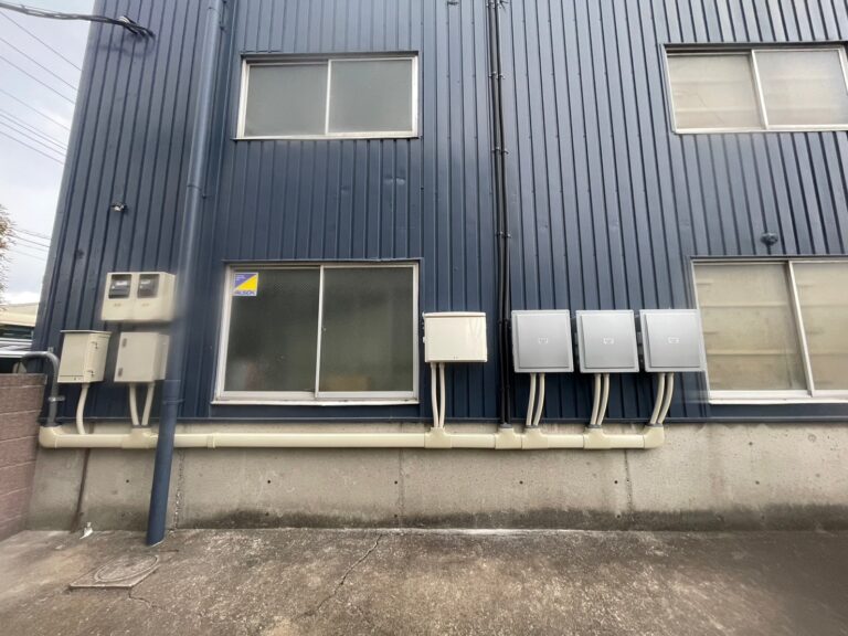 東京都足立区の事業所 自家消費型太陽光施工事例｜19.62kW・高圧受電設備連系・保護継電器対応