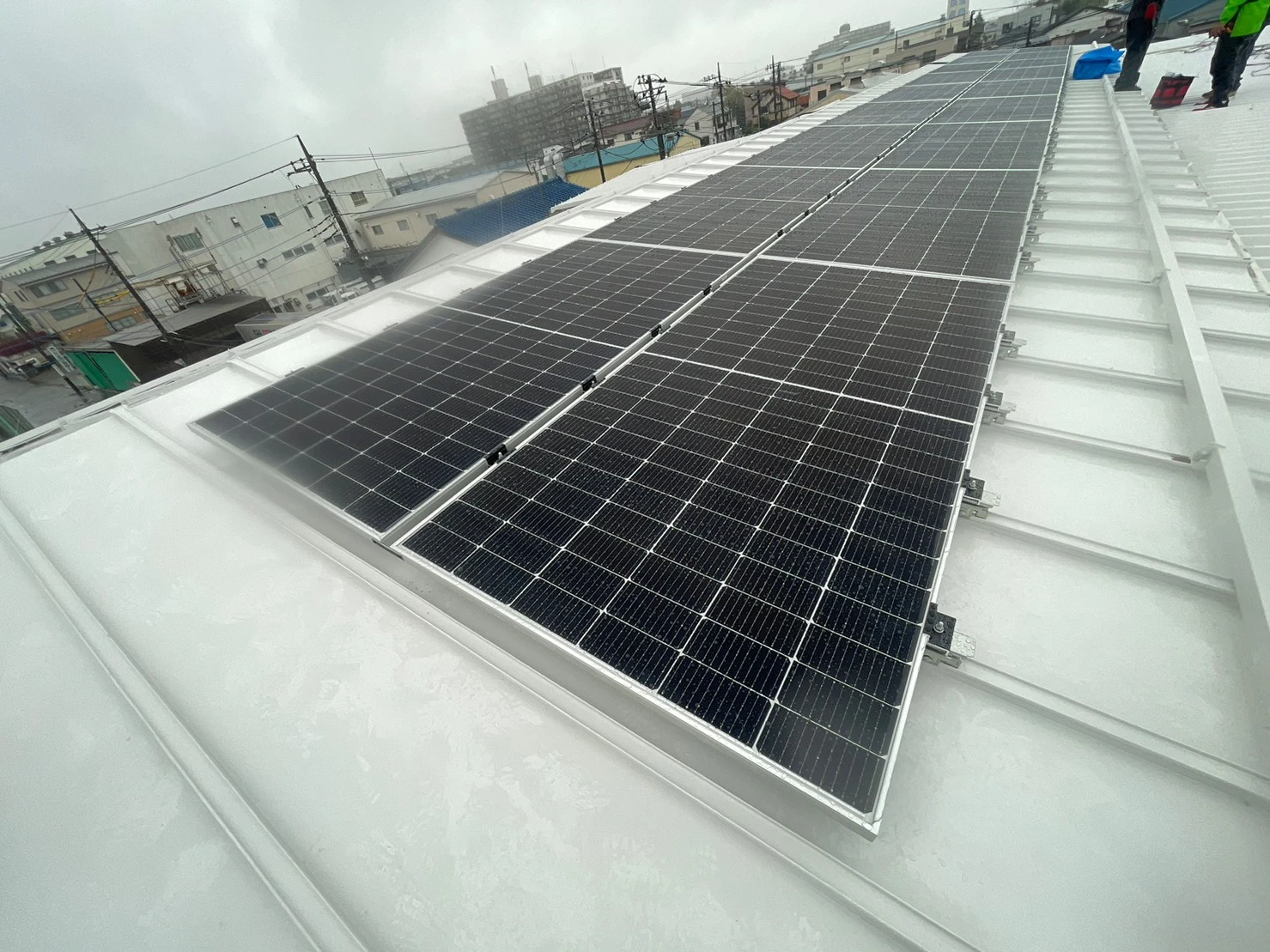 東京都足立区の事業所屋根に設置した19.62kW自家消費型太陽光発電設備