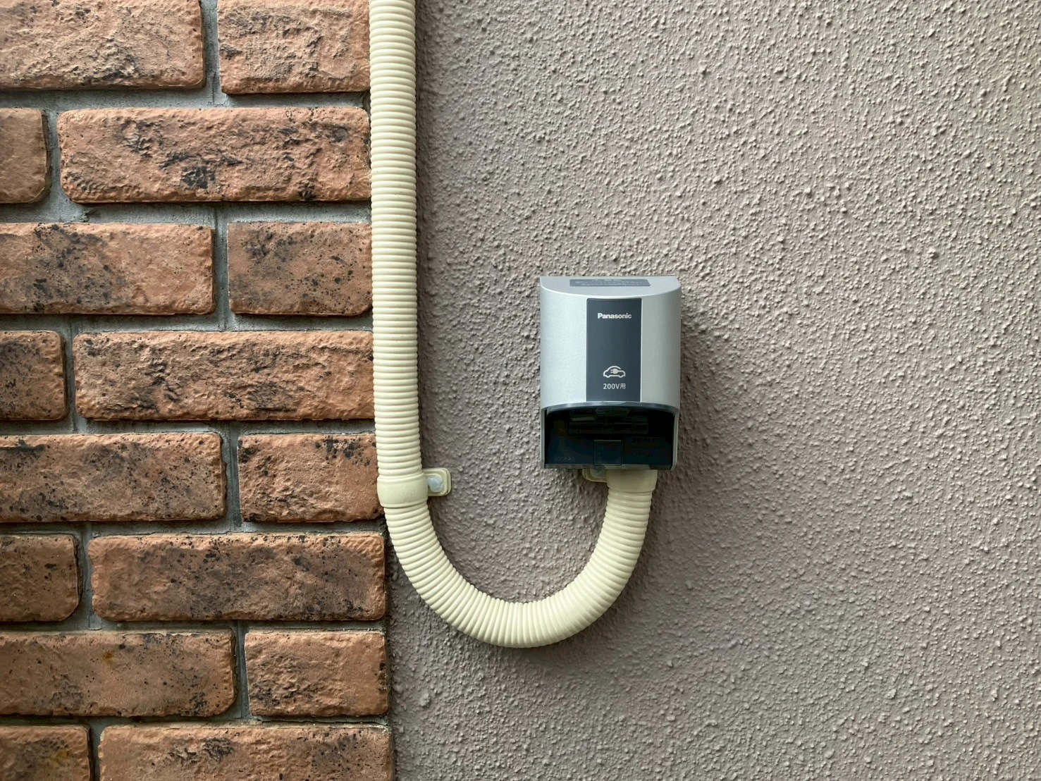 EVコンセント設置工事のイメージ。EV・PHEVを自宅で充電するための200Vコンセント設備