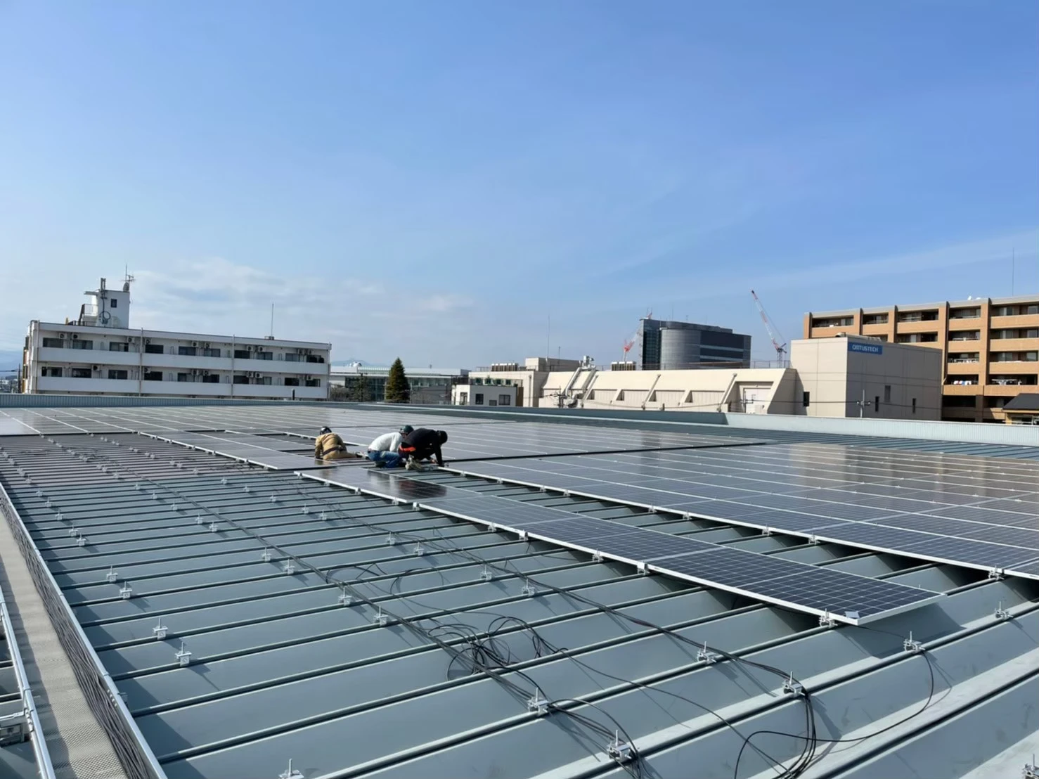 東京都日野市の事業所屋根で太陽光パネルを設置している作業状況