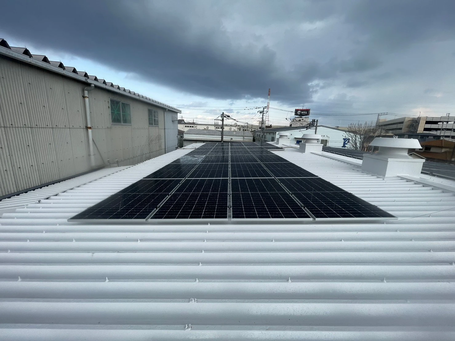 東京都足立区の工場屋根に設置したDC41.42kW自家消費型太陽光発電設備の屋根上全景