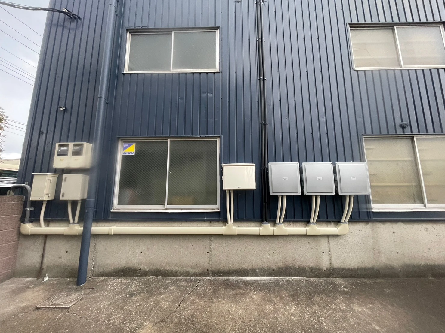 自家消費型太陽光発電のPCS・盤類・配管施工