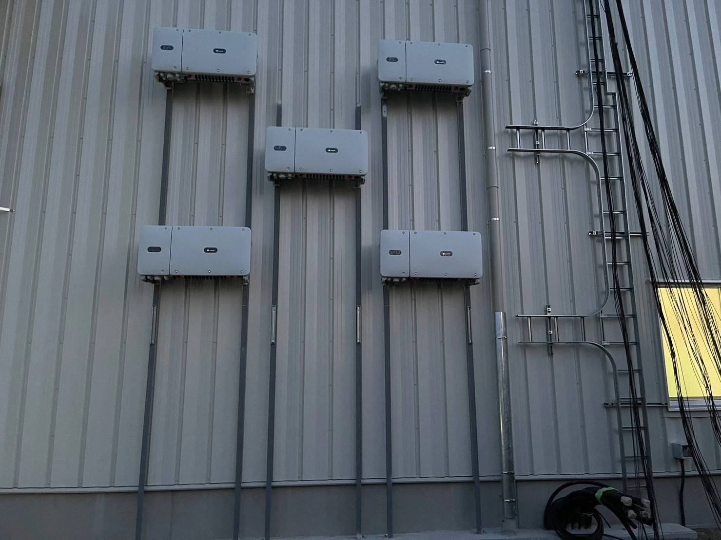 工場屋根の自家消費型太陽光発電設備の施工確認