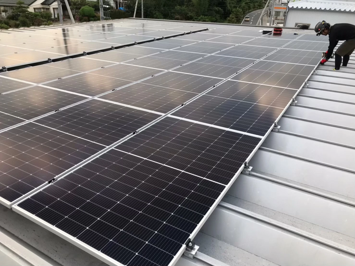 群馬県前橋市の事業所屋根に太陽光パネルを設置している様子