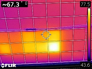 太陽光パネルのホットスポットを赤外線で確認した画像