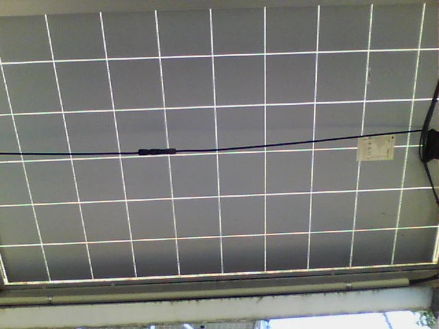 太陽光パネルのホットスポットを可視光で確認した画像