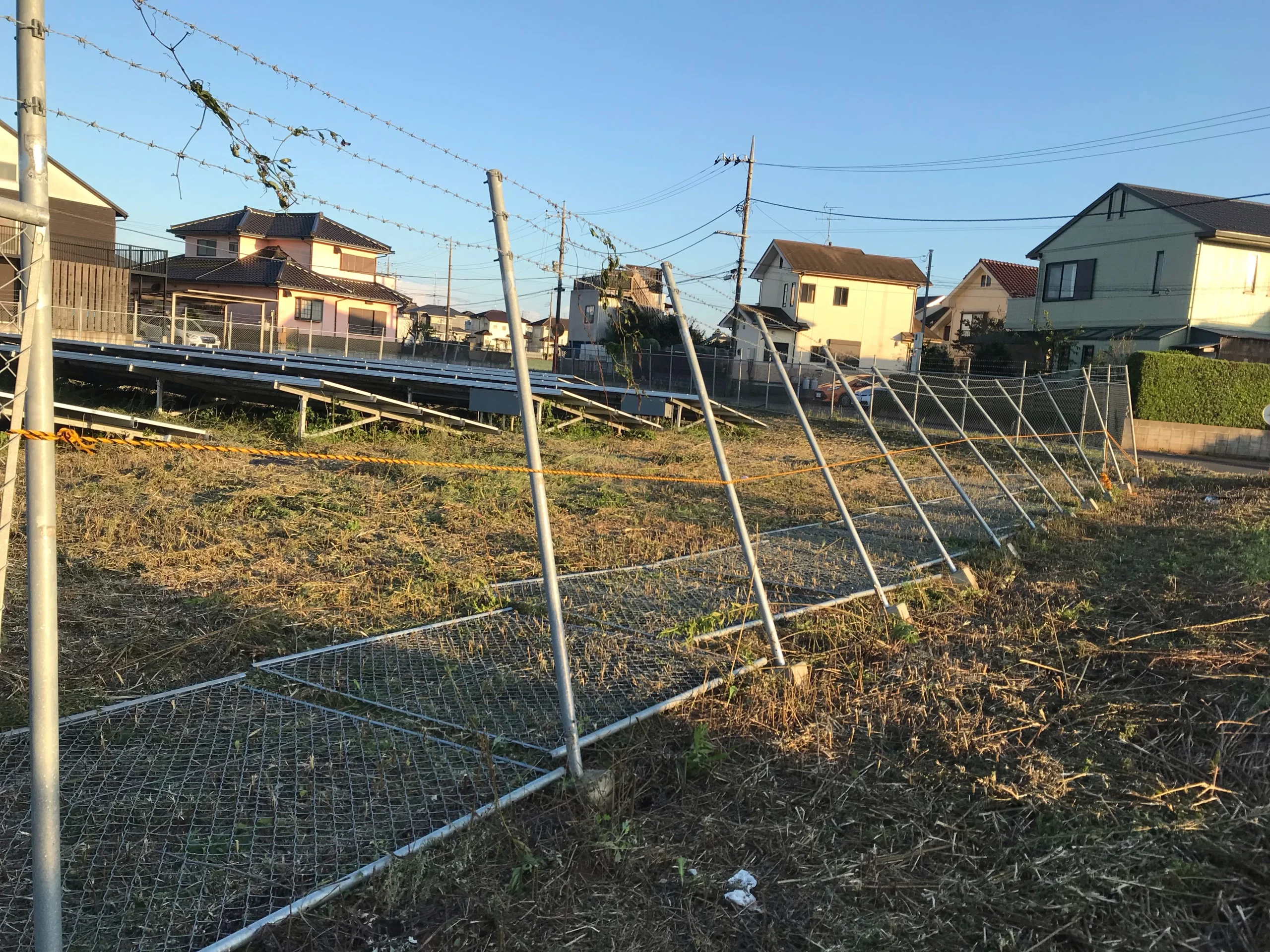 太陽光発電所のフェンス倒壊と外構被害の確認