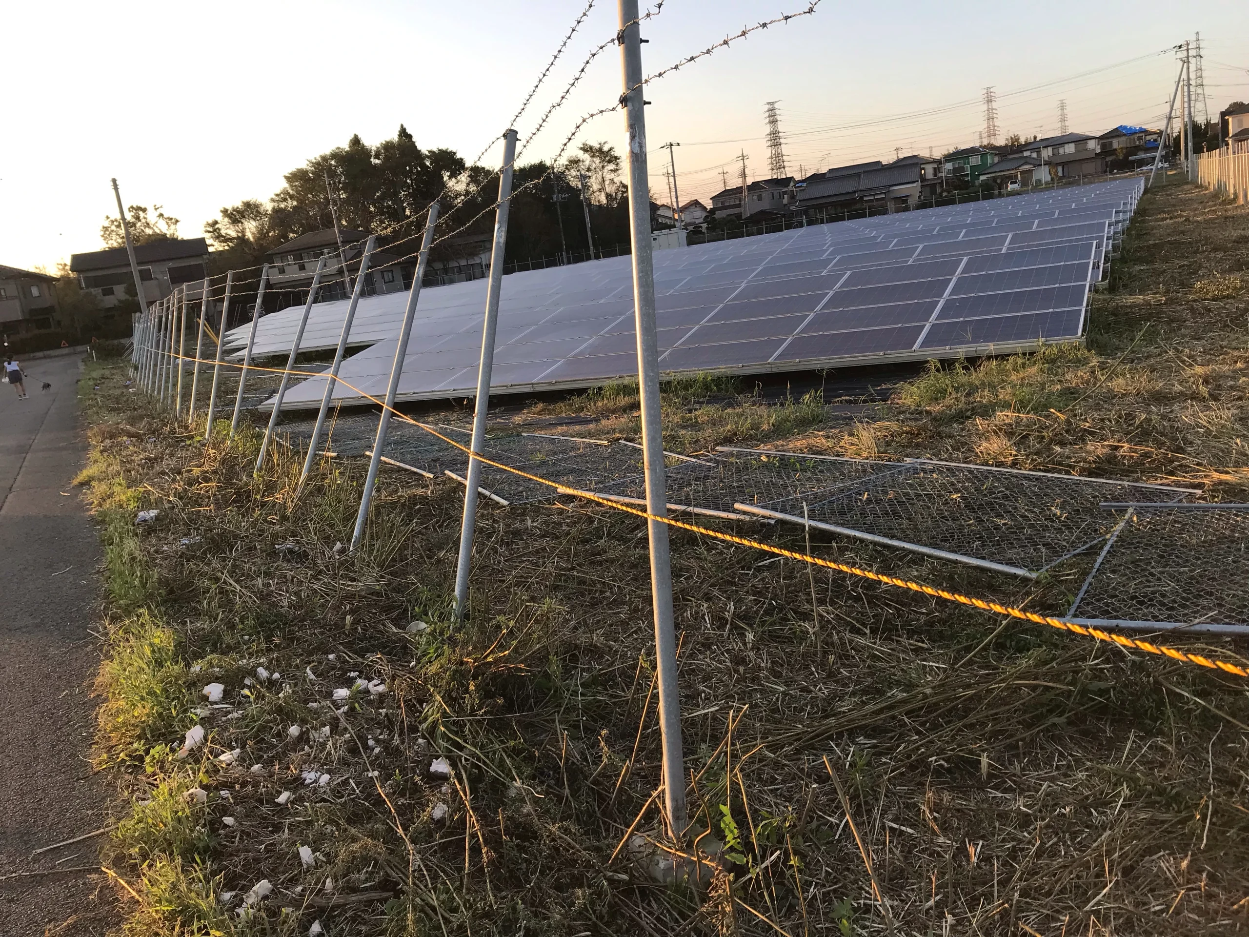 強風で倒壊した太陽光発電所フェンスの災害修繕前の状況