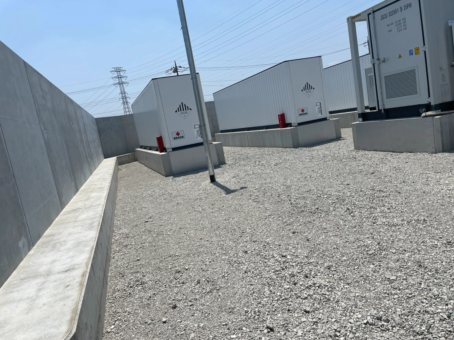 系統用蓄電池設備の設置現場全景