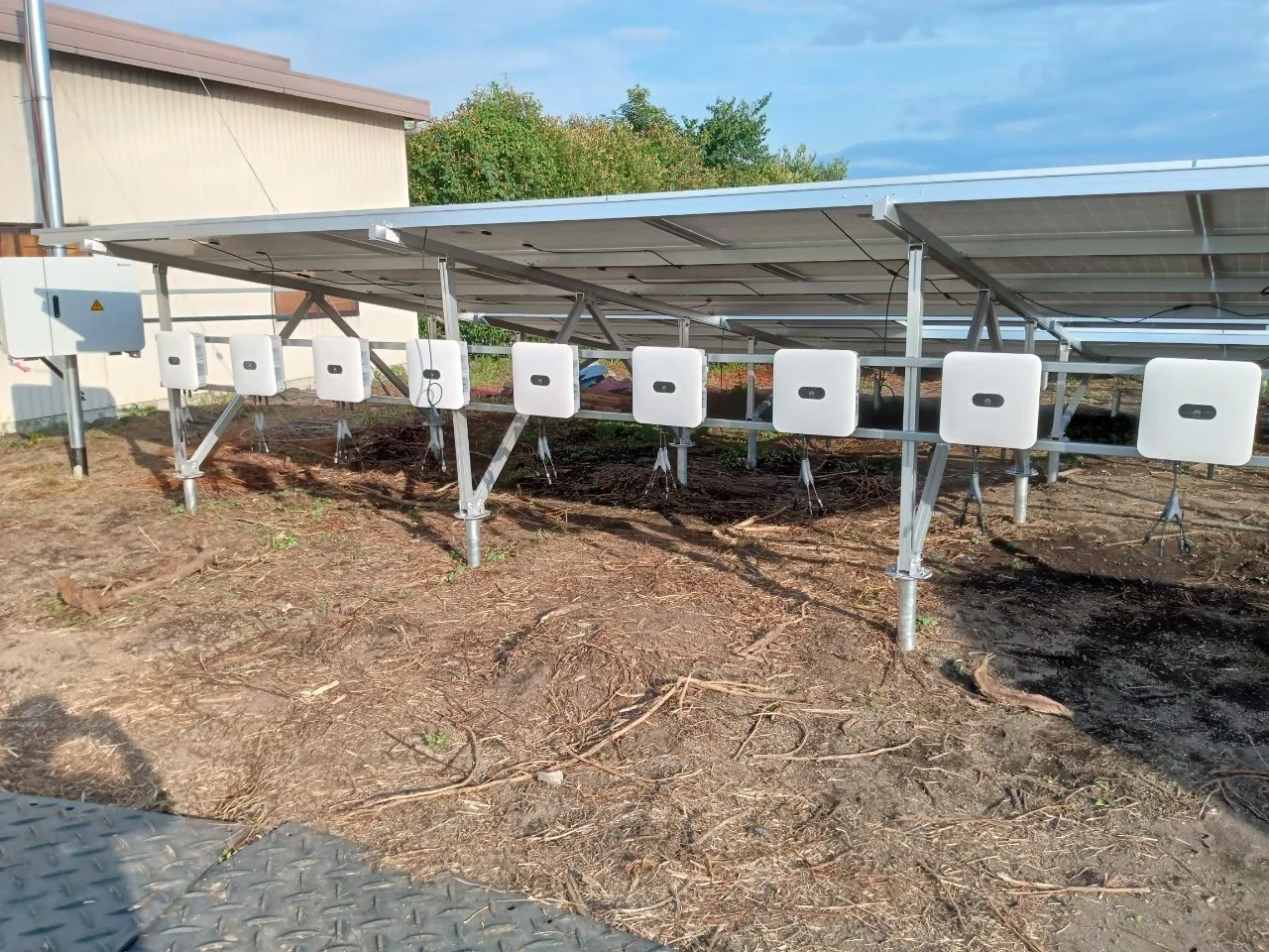 野立て太陽光発電の施工現場