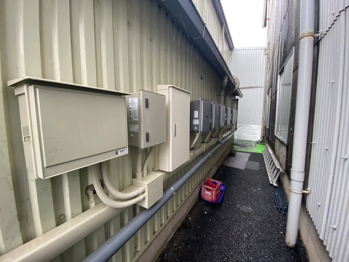 東京都足立区の工場外壁に設置したオムロン5.5kW PCSと自家消費型太陽光の配管施工