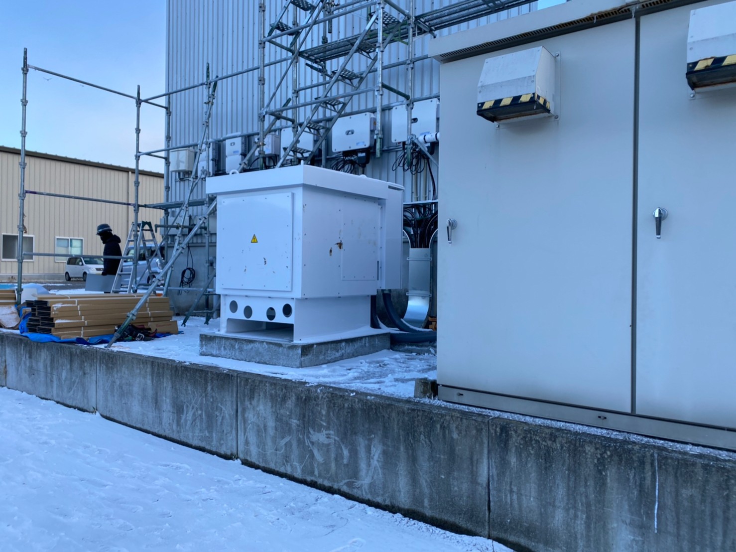 冷凍倉庫の受電設備まわりと屋外機器盤の施工状況