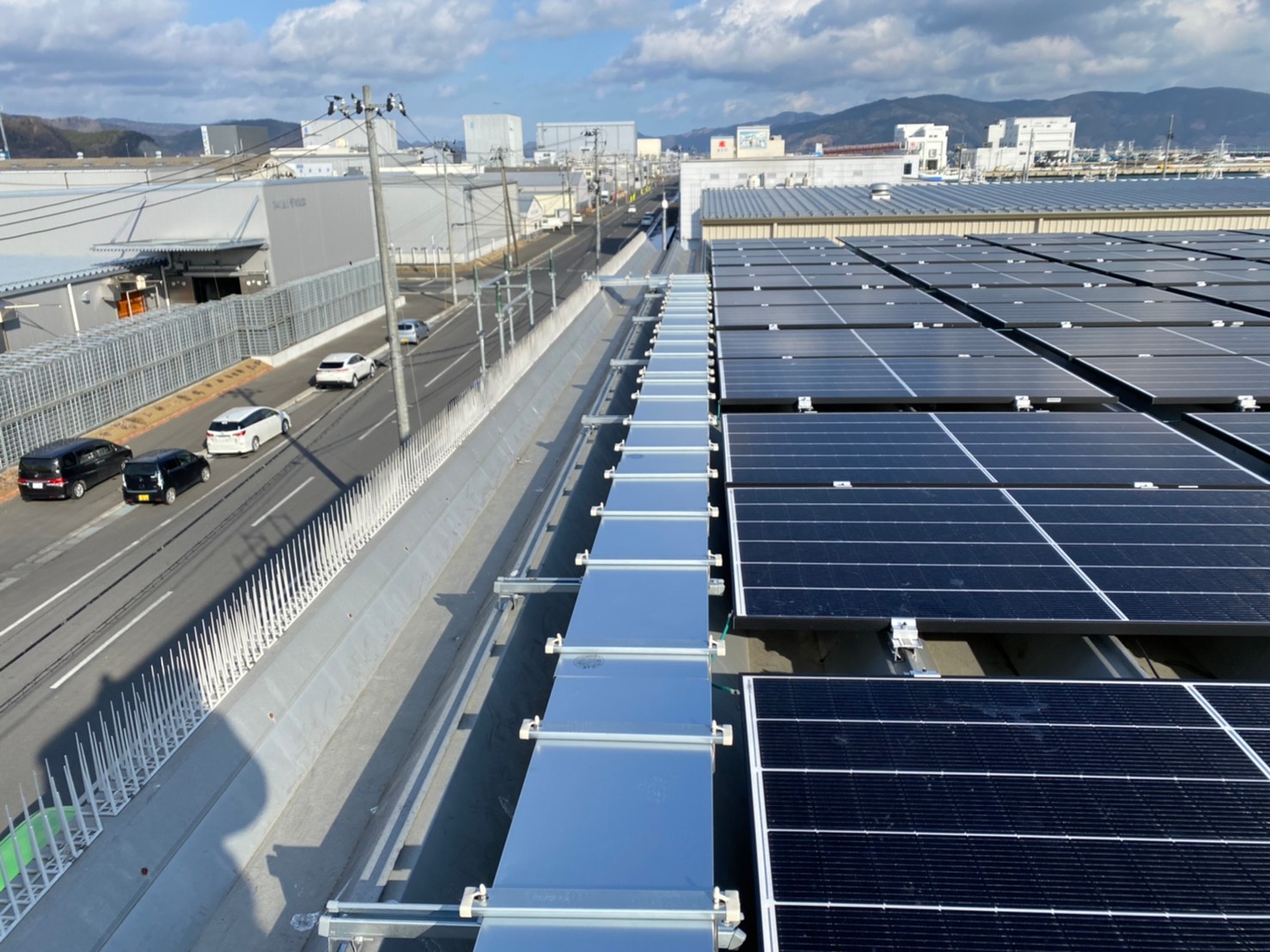 宮城県の冷凍倉庫屋根に設置した自家消費型太陽光パネル全景