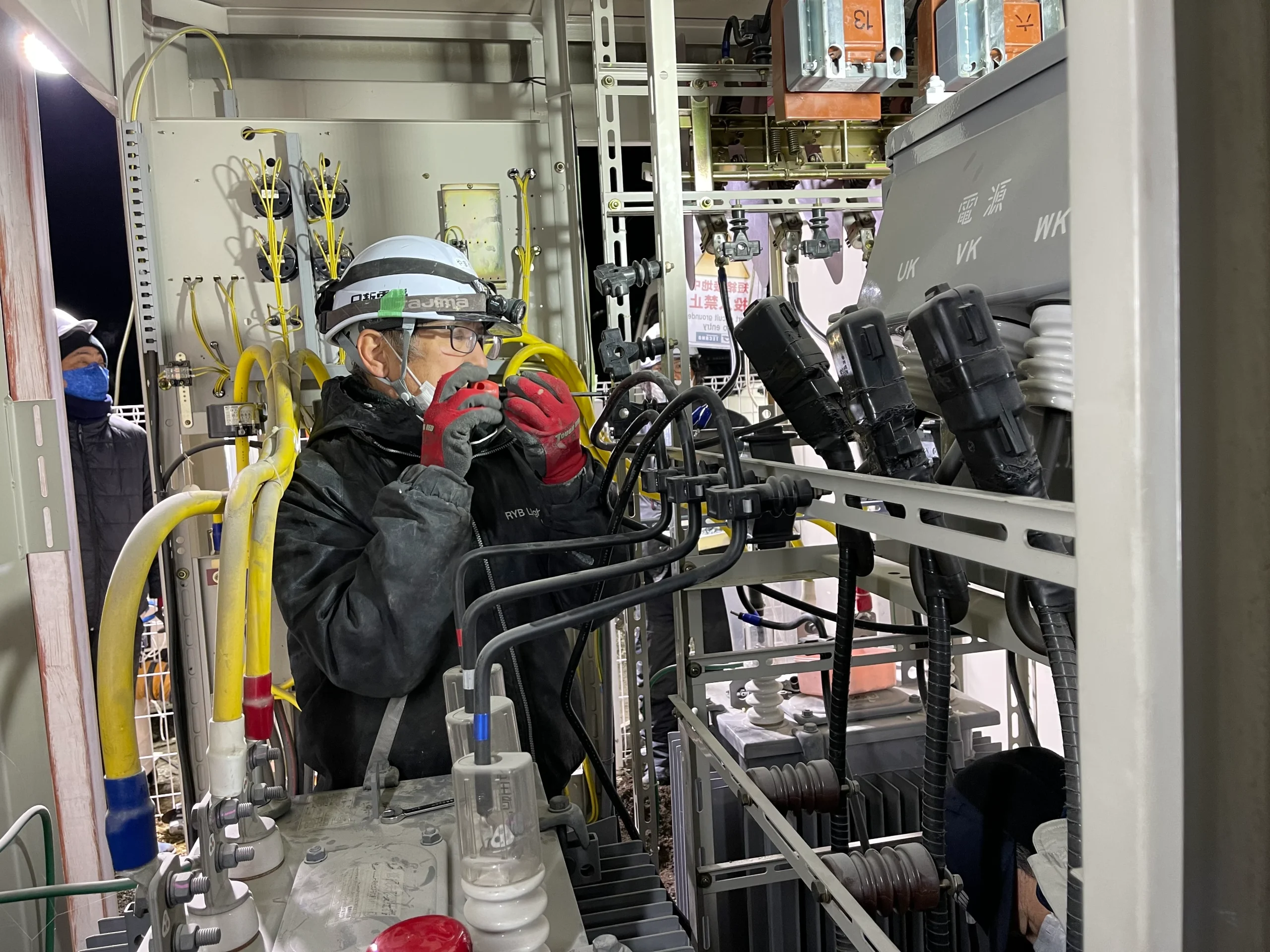 高圧受電設備改修・継電器取付の施工現場
