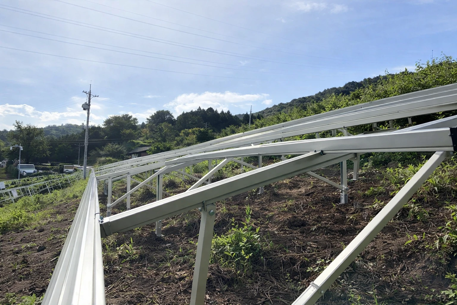 傾斜地に設置した野立て太陽光架台のレールと通り確認