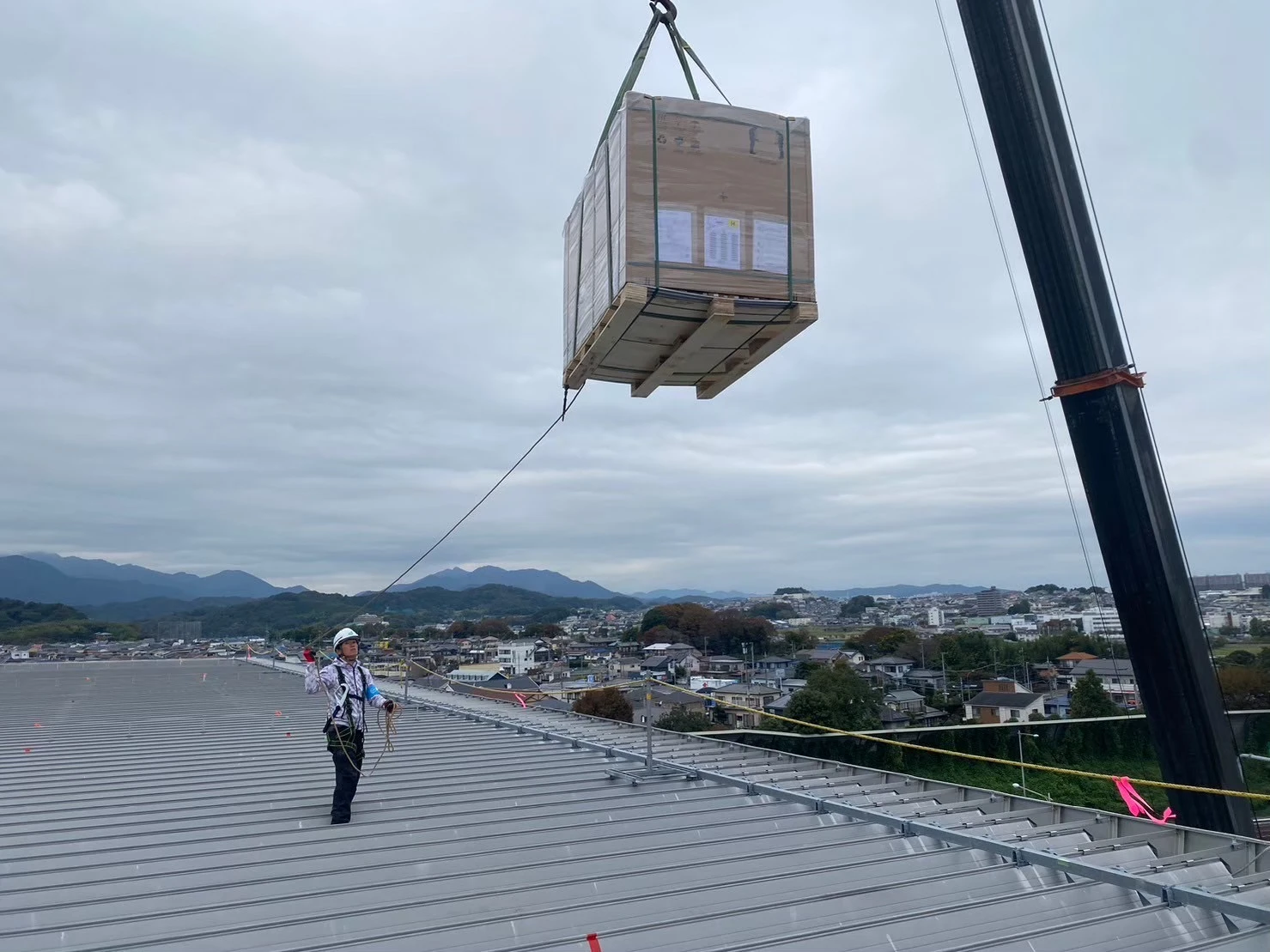 神奈川県厚木市の大型物流施設屋根への太陽光パネル荷揚げ作業