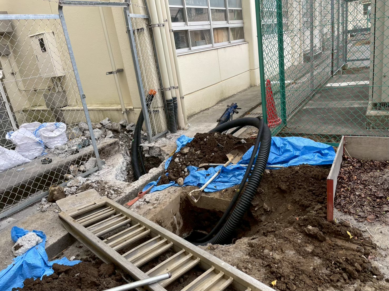 神奈川県平塚市の公共施設における太陽光設備用の外部配管と埋設配管施工