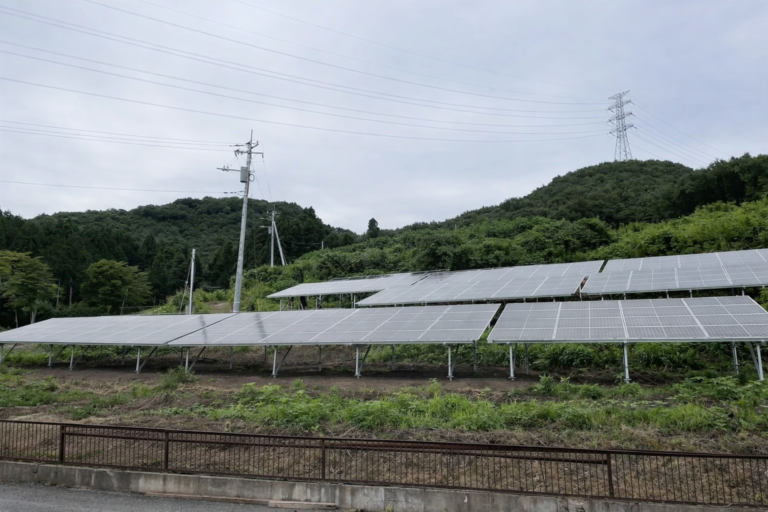 群馬県高山村のノンフィット太陽光施工事例｜91.12kW・変形地／傾斜地での杭高さ調整・架台施工
