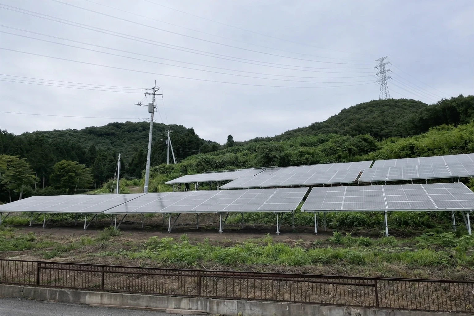 群馬県高山村に完成したノンフィット野立て太陽光発電設備91.12kWの全景