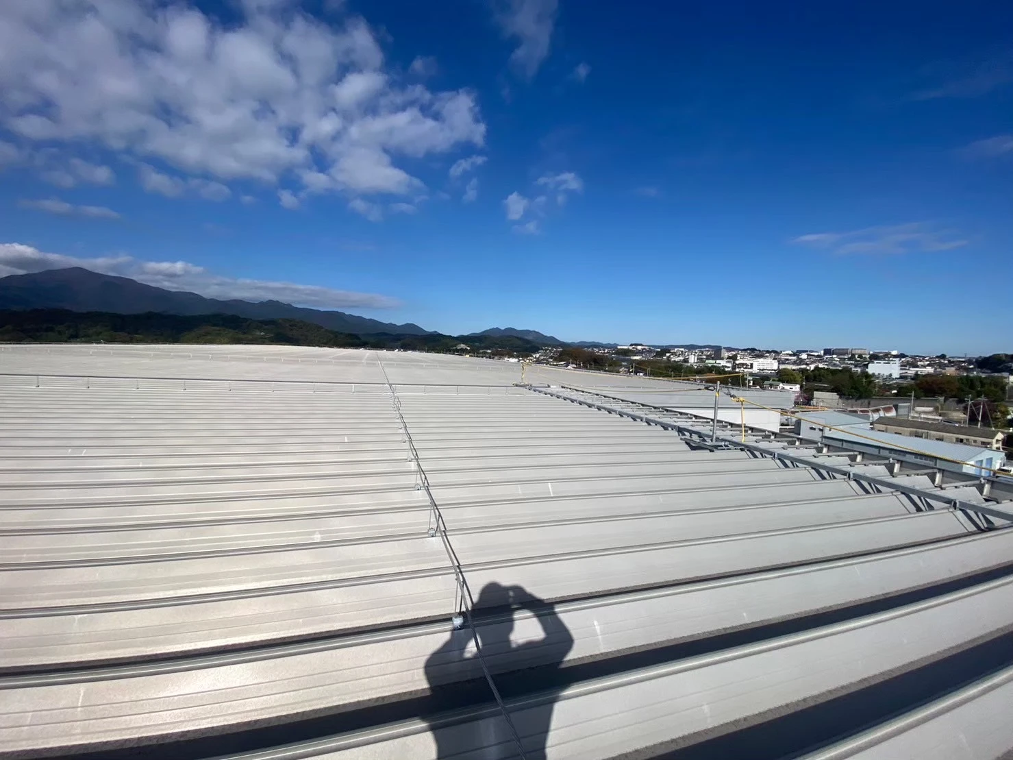 神奈川県厚木市の大型物流施設における自家消費型太陽光の施工前屋根確認
