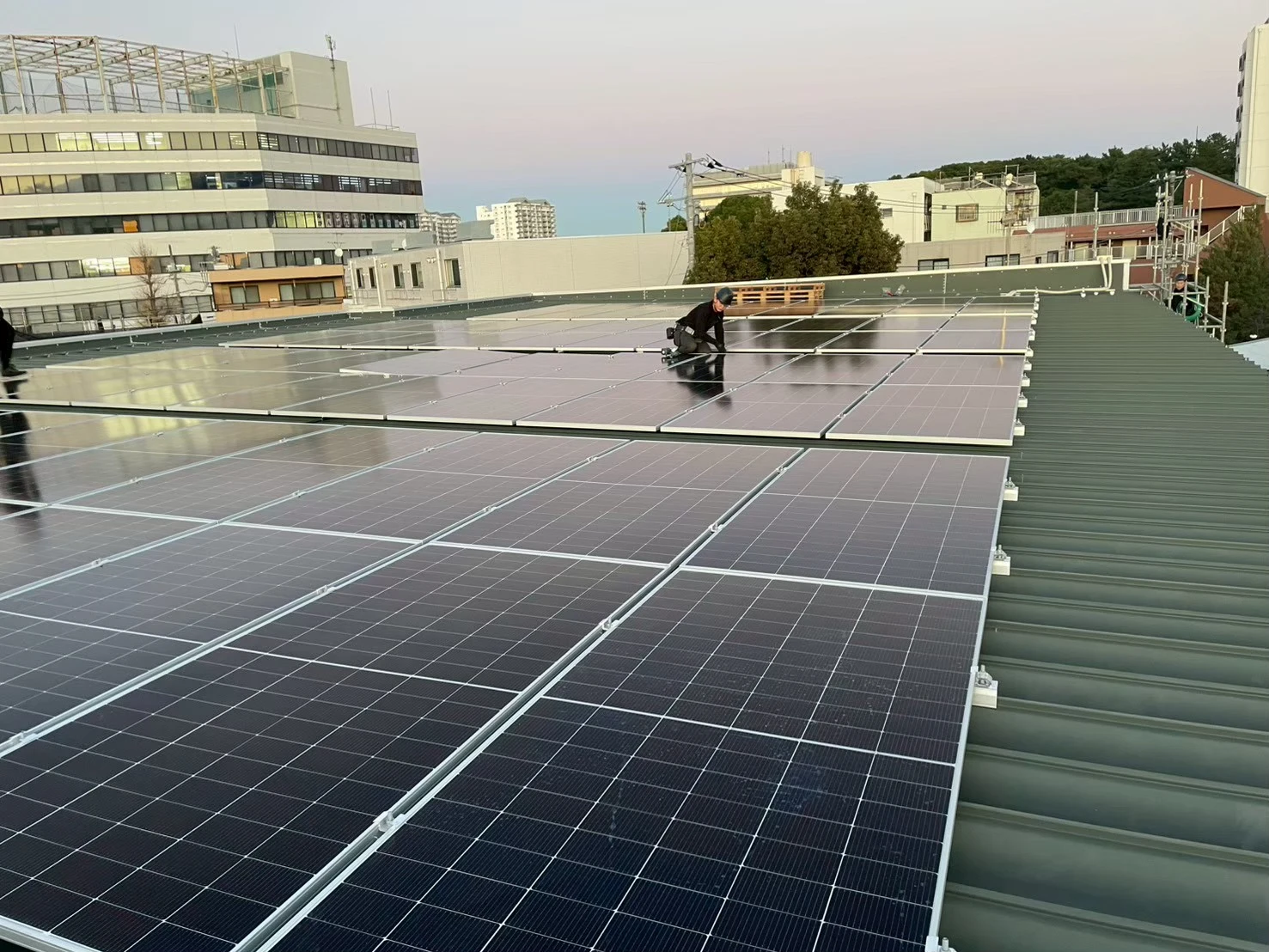神奈川県平塚市の公共施設屋根に設置したPV48.36kWの自家消費型太陽光発電設備