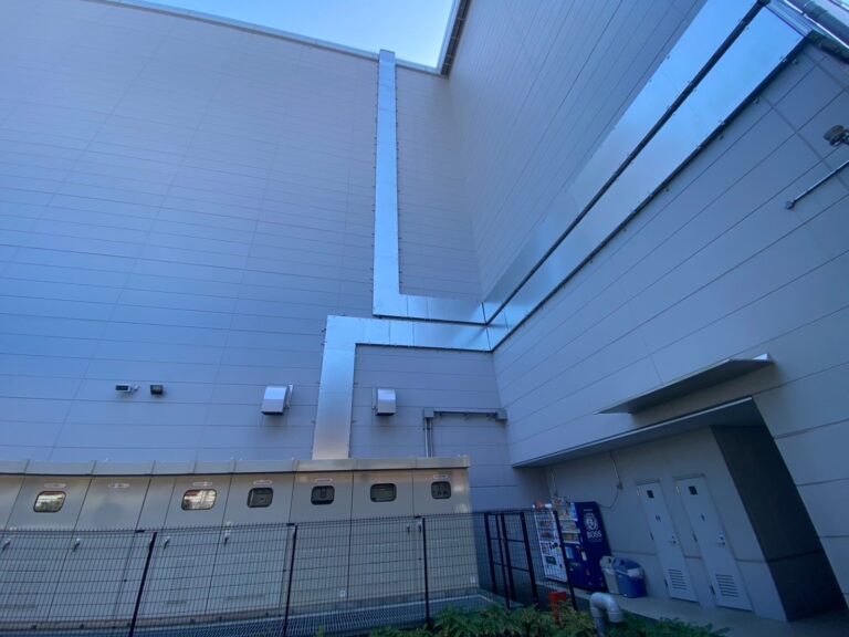神奈川県厚木市の大型物流施設 自家消費型太陽光施工事例｜PV1,459.14kW・壁面ラック・PVケーブル整線対応