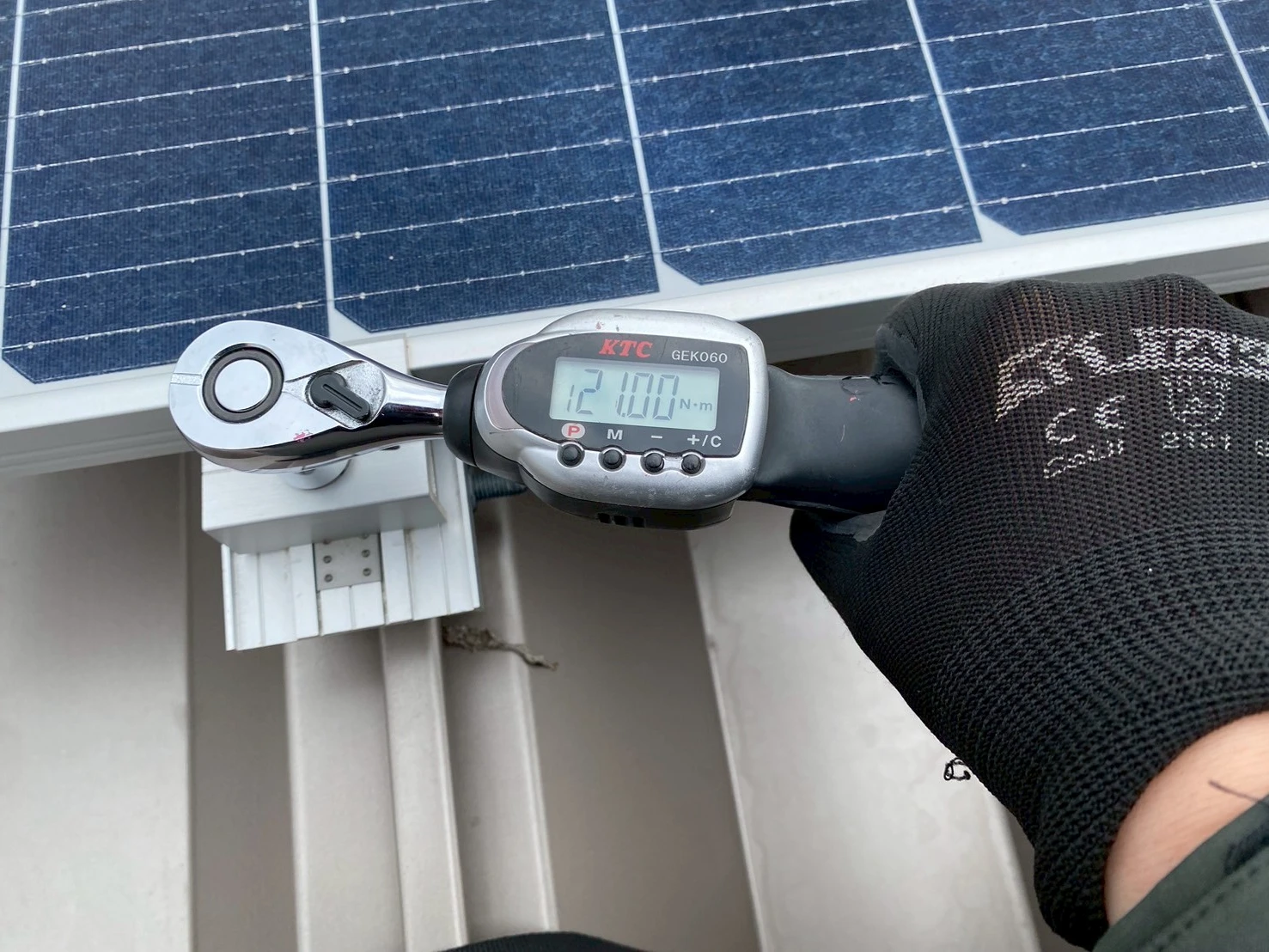 神奈川県伊勢原市の屋根上太陽光発電設備の架台固定部トルク確認