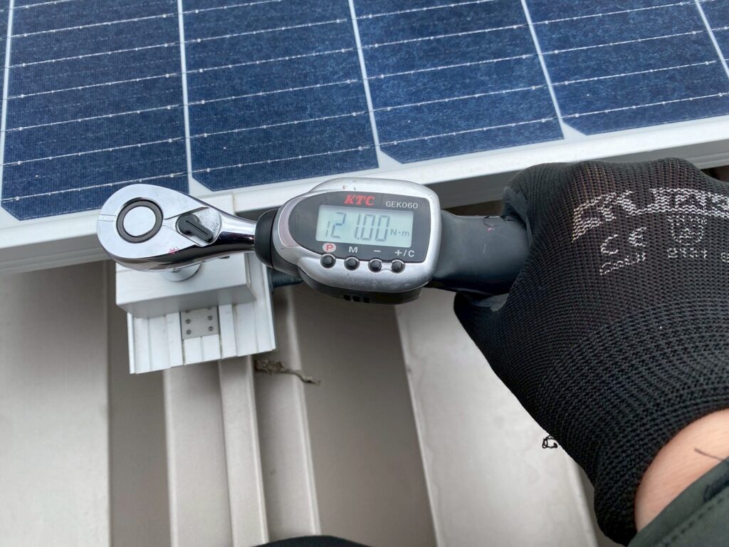 神奈川県伊勢原市の屋根上太陽光発電設備の架台固定部トルク確認