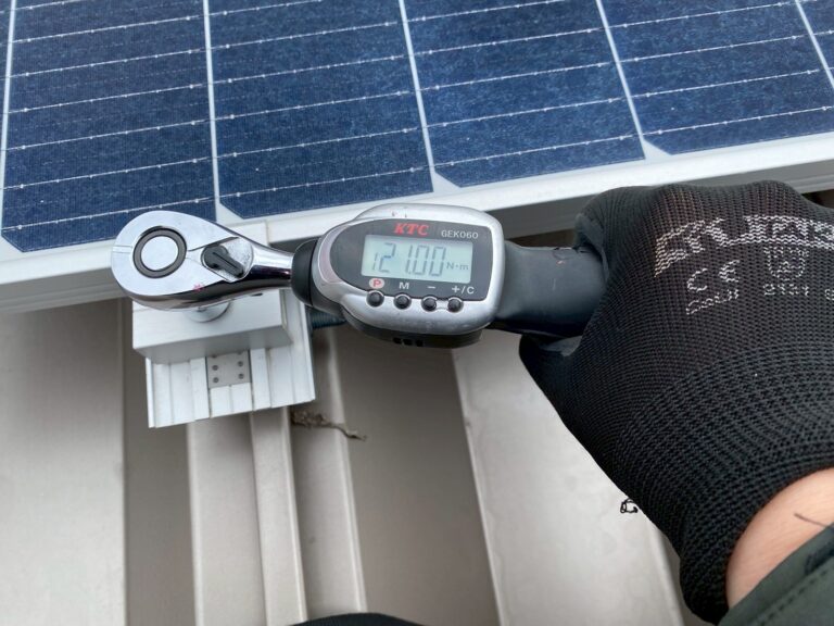 神奈川県伊勢原市の屋根上太陽光発電設備の架台固定部トルク確認