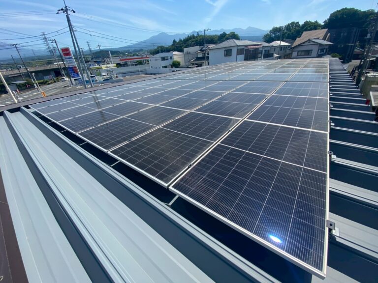 静岡県富士市のコンビニ店舗に設置された屋根上太陽光発電設備の全景写真