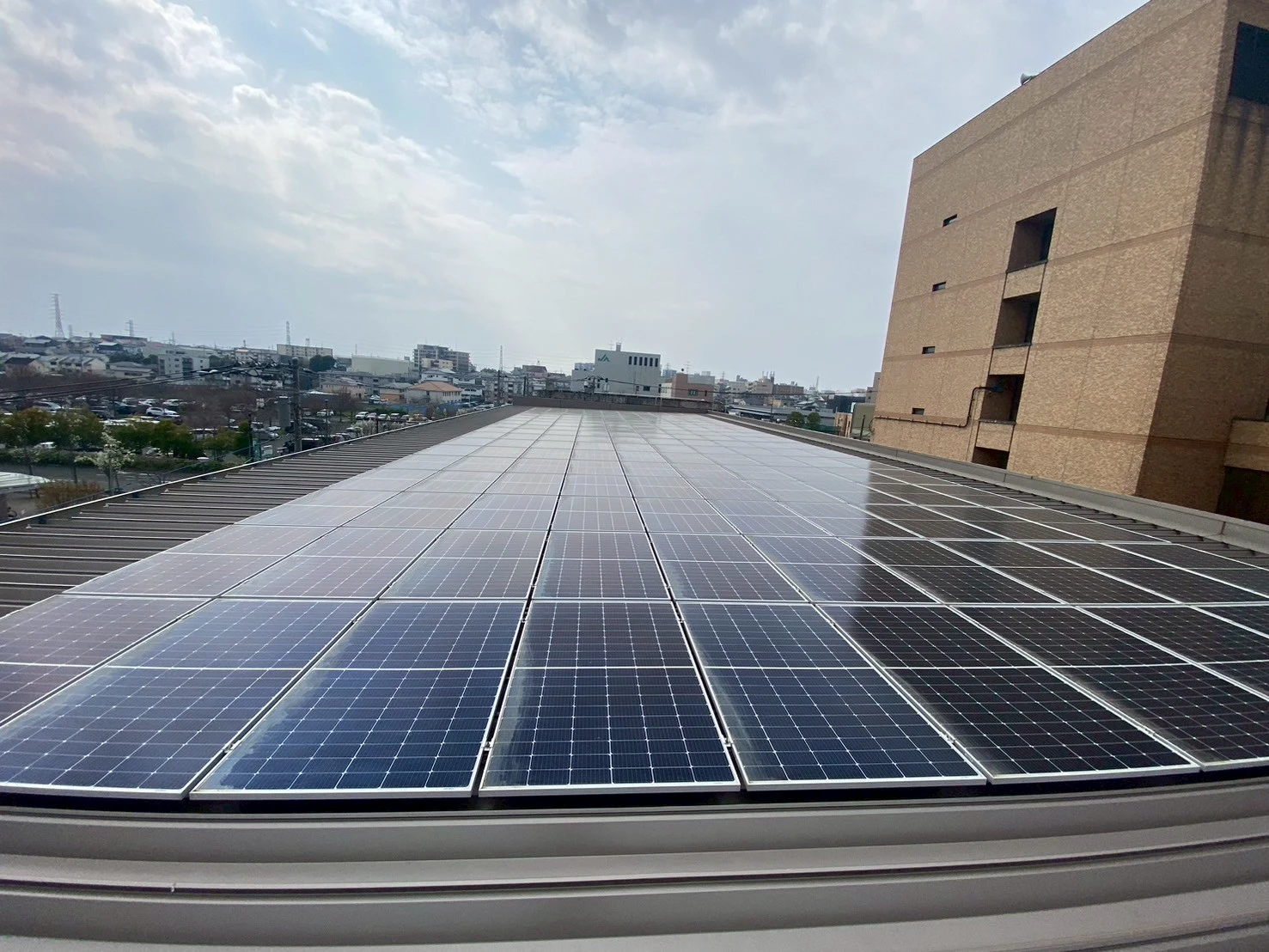 神奈川県伊勢原市の公共施設に設置された屋根上太陽光発電設備の全景写真